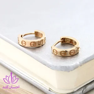 گوشواره طلا مثلث کارتیه با پین ضامن دار و طرح لاو کارتیه